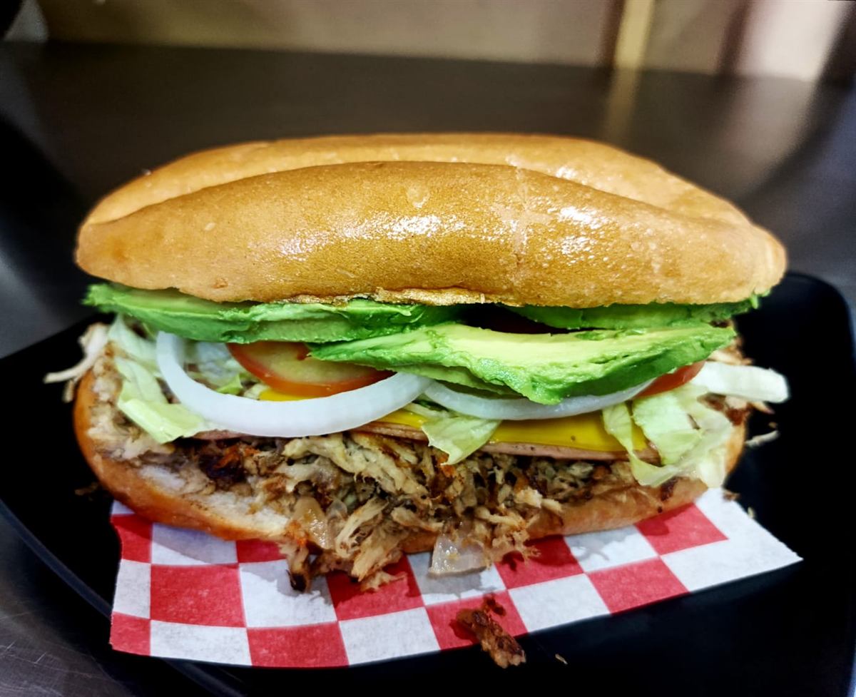 Torta de pierna con aguacate, jamón y queso